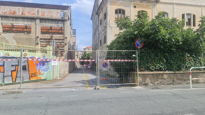Muro pericolante e degrado dell'ex capannone industriale di via delle Fascine: il Sindaco ordina ai proprietari di intervenire Muro pericolante e degrado dell'ex capannone industriale di via delle Fascine: il Sindaco ordina ai proprietari di intervenire