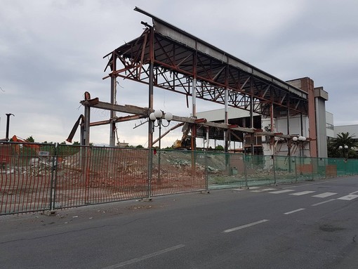 Albenga: cantiere dell'ex Ortofrutticola, Tomatis: "Rimarrà a lungo quindi sposteremo il mercato, ma non prima dell'estate" Albenga: cantiere dell'ex Ortofrutticola, Tomatis: "Rimarrà a lungo quindi sposteremo il mercato, ma non prima dell'estate"