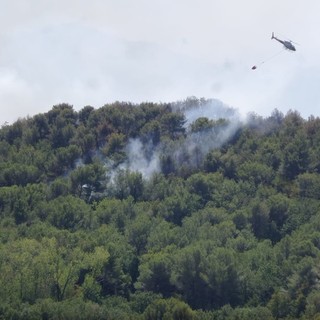 Incendio nell'albenganese: dichiarato non più di interfaccia, prosegue la bonifica