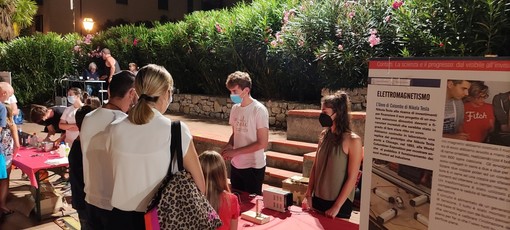 “Noli, Scienza in piazza”, successo di pubblico per i giovani scienziati (FOTO)