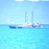 Un laboratorio galleggiante di ecosostenibilità nelle acque savonesi: il catamarano a idrogeno Energy Observer solca il nostro mare