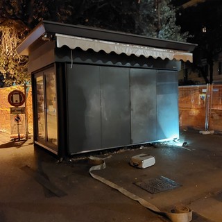Spostamento dell'edicola di Piazza Diaz a Savona, si rompe un'anta, slitta il trasloco (FOTO)