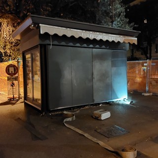 Spostamento dell'edicola di Piazza Diaz a Savona, si rompe un'anta, slitta il trasloco (FOTO) Spostamento dell'edicola di Piazza Diaz a Savona, si rompe un'anta, slitta il trasloco (FOTO)
