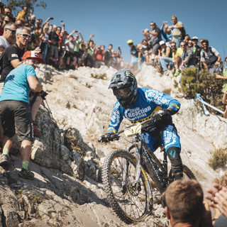 Finale Ligure incorona Cecile Ravanel e Sam Hill campioni del mondo
