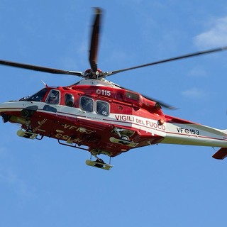 Auto finisce fuori strada sulla Sp49: intervento dell'elisoccorso Drago