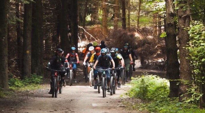 Con la e-bike alla scoperta di Calizzano: chilometri di strade bianche e sentieri immersi nei boschi