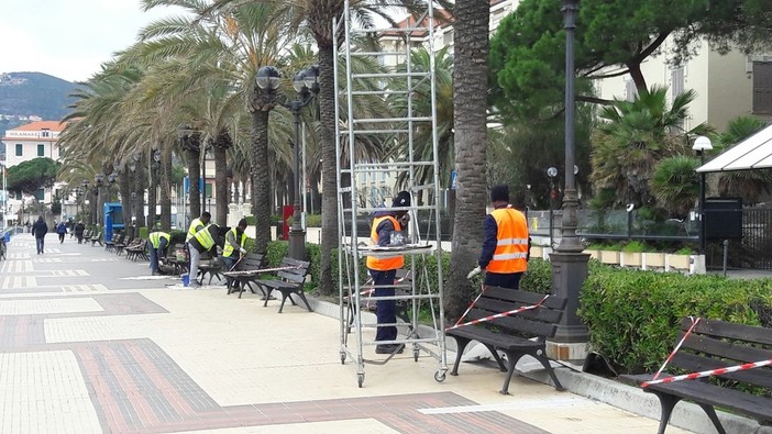 I ragazzi delle cooperative L'Ancora e CooperArci al lavoro sul lungomare di Spotorno I ragazzi delle cooperative L'Ancora e CooperArci al lavoro sul lungomare di Spotorno