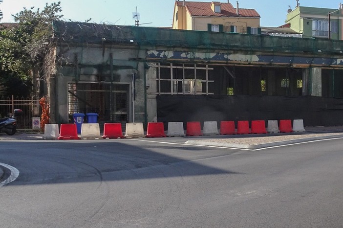 Albisola, partiti i lavori di demolizione dell'ex distributore di benzina di corso Ferrari: spazio ad un altro supermercato