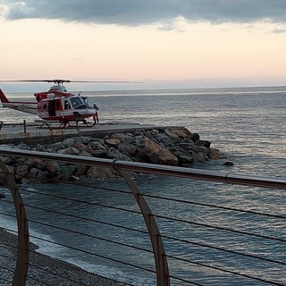 Elicottero che parte dal molo nolese