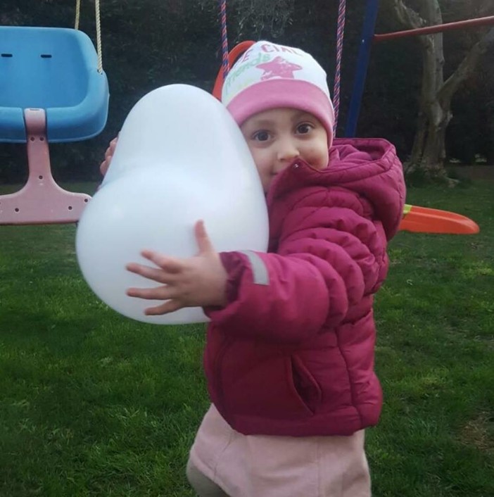 Albenga, i genitori di Emma Enrico donano un assegno ai bimbi del Gaslini Albenga, i genitori di Emma Enrico donano un assegno ai bimbi del Gaslini