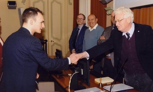 Il deghese Elias Vecchio premiato a Genova per la sua tesi da 110 e lode