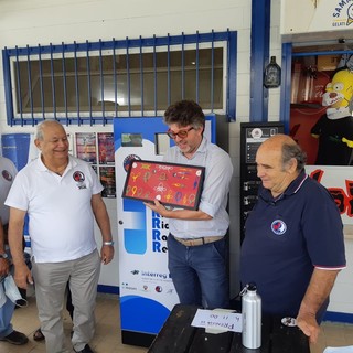 Albissola, inaugurato co-compattatore di bottiglie di plastica e lattine Albissola, inaugurato co-compattatore di bottiglie di plastica e lattine