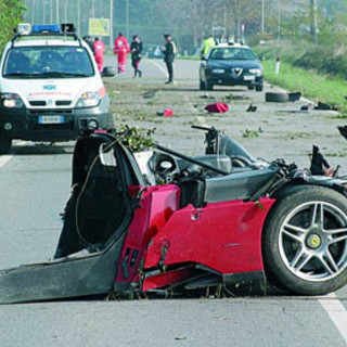 Ferrari si schianta all'altezza di Altare: chiusa l'autostrada