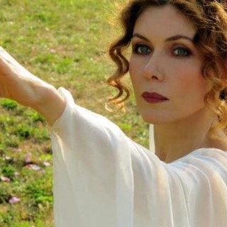 Eleonora Brigliadori tra riti e pomate contro i tumori aggredisce Nadia Toffa de "Le Iene"