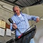 Addio a Elio Bormioli, l’ultimo vetraio soffiatore di Altare