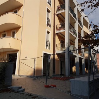 Tre famiglie &quot;prigioniere&quot; nei loro appartamenti mentre il piano terra è invaso da tossici e spacciatori, la testimonianza di chi ci abita