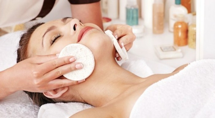 Savona, allarme abusivi tra estetisti ed acconciatori: gli operatori del benessere incontrano i NAS