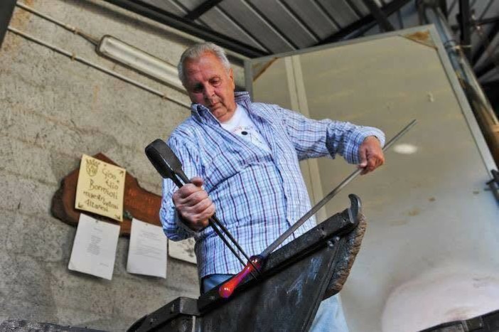 Addio a Elio Bormioli, l’ultimo vetraio soffiatore di Altare