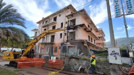 Andora, ruspe e operai all'ex Ariston: cominciate le demolizioni, poi spazio alla rigenerazione urbana