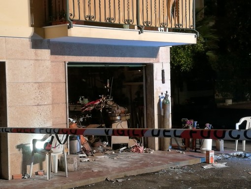 Esplosione in un garage a Borgio Verezzi: gravi le condizioni del 76enne coinvolto