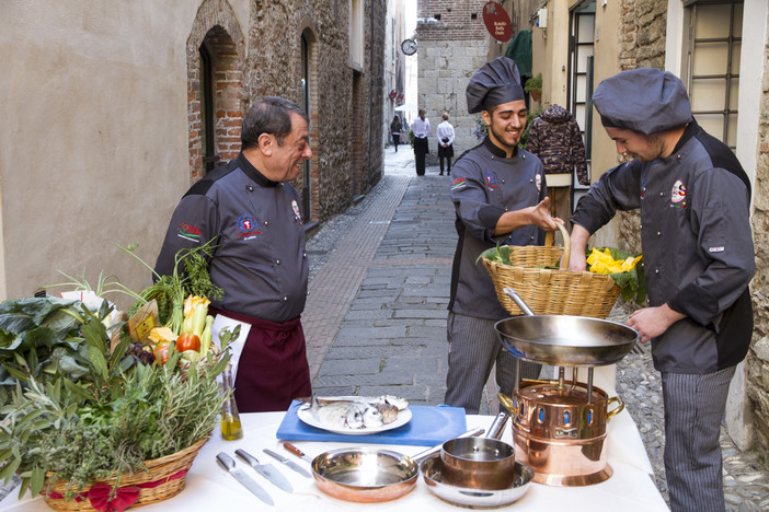I giovani chef e maitre dei migliori istituti alberghieri a "Itinerari di Liguria" per presentare il progetto Expo-scuola 2015 I giovani chef e maitre dei migliori istituti alberghieri a "Itinerari di Liguria" per presentare il progetto Expo-scuola 2015