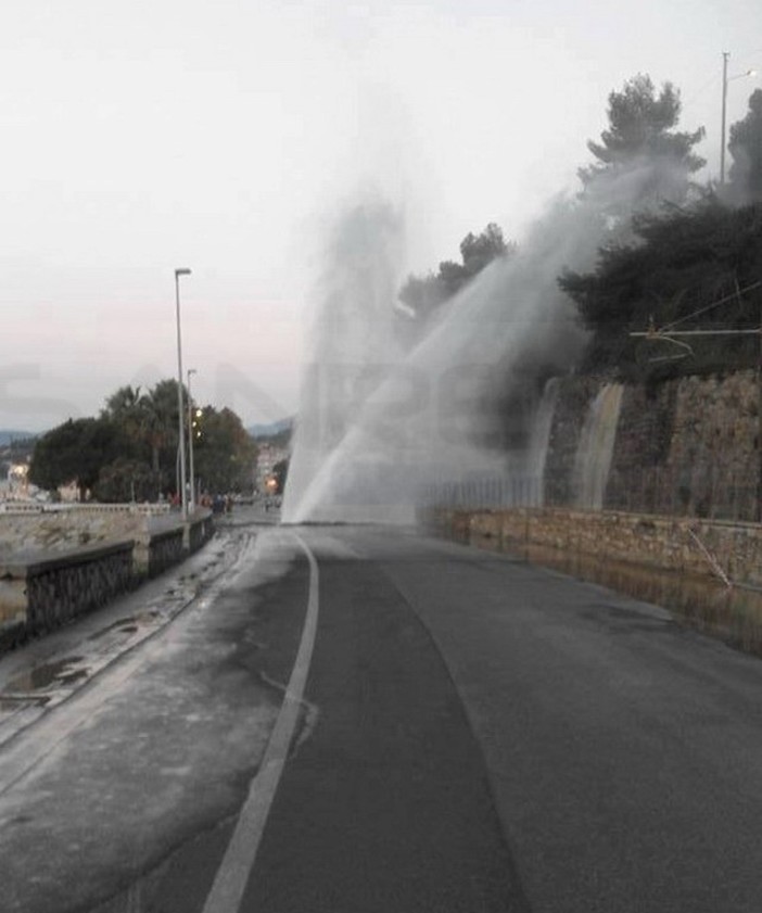 Torna lentamente alla normalità la circolazione ferroviaria sulla tratta Genova-Ventimiglia Torna lentamente alla normalità la circolazione ferroviaria sulla tratta Genova-Ventimiglia