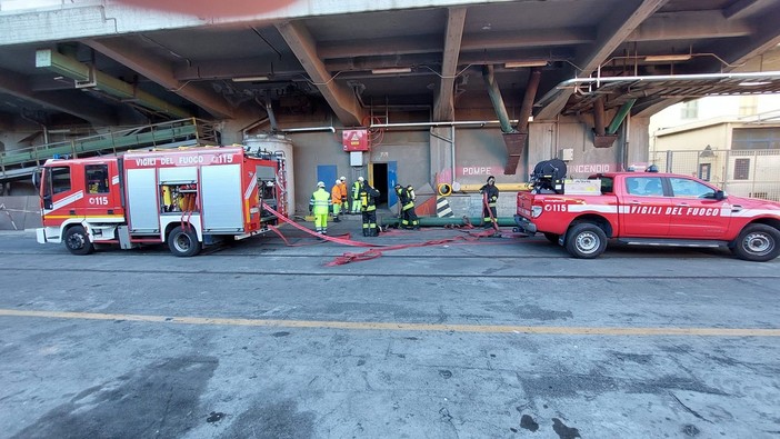 Savona, fiamme al silos granaglie Colacem: è un’esercitazione antincendio Savona, fiamme al silos granaglie Colacem: è un’esercitazione antincendio