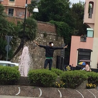 Albenga: vestito dentro la fontana della stazione, straniero dà in escandescenza