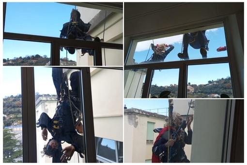 Savona, i supereroi acrobatici sfidano il vento per portare i regali ai pazienti della pediatria del San Paolo Savona, i supereroi acrobatici sfidano il vento per portare i regali ai pazienti della pediatria del San Paolo