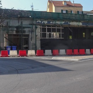 Albisola, partiti i lavori di demolizione dell'ex distributore di benzina di corso Ferrari: spazio ad un altro supermercato Albisola, partiti i lavori di demolizione dell'ex distributore di benzina di corso Ferrari: spazio ad un altro supermercato
