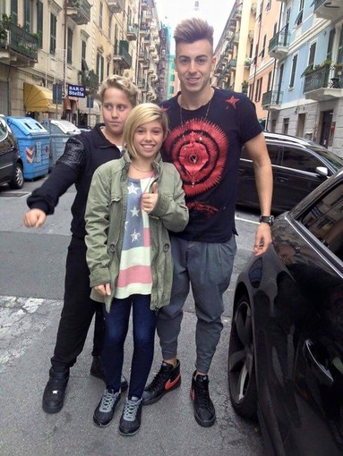 Edoardo e Micaela con El Shaarawy (foto pubblicata sul profilo facebook "Comitato Vivi Varazze")
