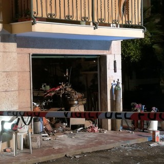 Esplosione in un garage a Borgio Verezzi: gravi le condizioni del 76enne coinvolto