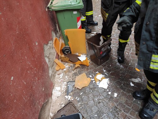 Esplosione di un imponente petardo a Cairo, individuato il responsabile: nella sua abitazione scovato un arsenale