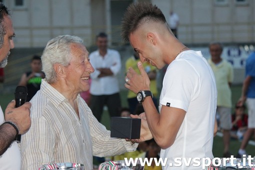 L'incontro tra mister Donati e Stephan El Shaarawy al Ruffinengo, durante le premiazioni del Trofeo Cogno