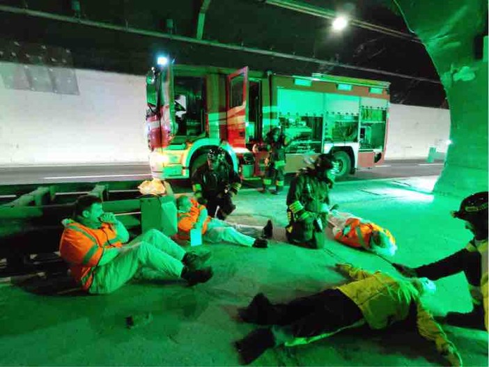 Autoarticolato in fiamme in galleria tamponato da un'auto: feriti e sversamento di gasolio da una cisterna. L'esercitazione in A10 Autoarticolato in fiamme in galleria tamponato da un'auto: feriti e sversamento di gasolio da una cisterna. L'esercitazione in A10