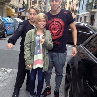 Edoardo e Micaela con El Shaarawy (foto pubblicata sul profilo facebook "Comitato Vivi Varazze")