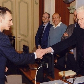Il deghese Elias Vecchio premiato a Genova per la sua tesi da 110 e lode
