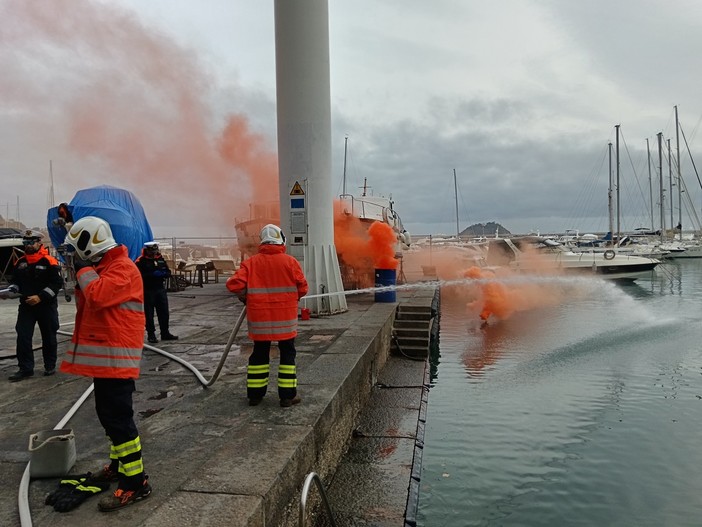 Incendi simulati di barche con feriti: nei porti di Loano e Alassio due giornate di esercitazione per i soccorritori Incendi simulati di barche con feriti: nei porti di Loano e Alassio due giornate di esercitazione per i soccorritori