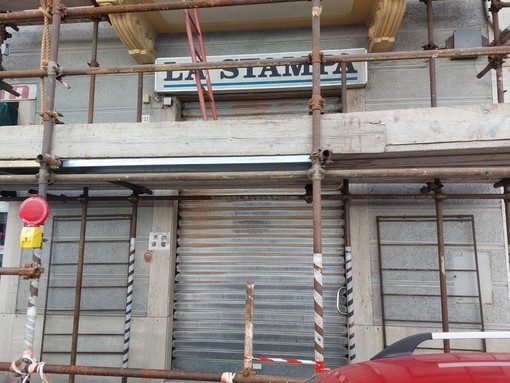 Savona, chiude la storica edicola Bentivoglio di Corso Vittorio Veneto: "Sfido chiunque a lavorare alla domenica per 20 euro lordi"