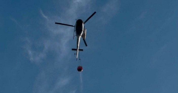 Sassello, ripresi i lanci aerei sull'incendio boschivo in località Giardini