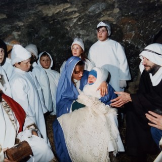 La Natività del Presepe Vivente del 1985, che si svolse nella Grotta dei Castagni La Natività del Presepe Vivente del 1985, che si svolse nella Grotta dei Castagni
