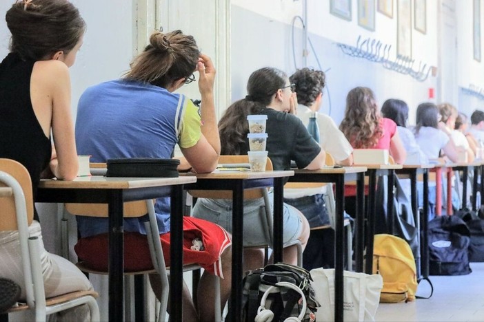 Maturità 2026, oggi la seconda prova: al Classico è caccia a Seneca e Cicerone per il Latino, allo Scientifico la sfida con lo studio di funzione e i problemi di realtà Maturità 2026, oggi la seconda prova: al Classico è caccia a Seneca e Cicerone per il Latino, allo Scientifico la sfida con lo studio di funzione e i problemi di realtà