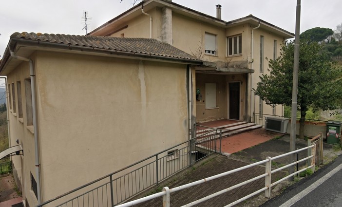 Da struttura decadente a punto di riferimento per l’outdoor. L’ex scuola di Orco ora può rinascere come "Casa della montagna" Da struttura decadente a punto di riferimento per l’outdoor. L’ex scuola di Orco ora può rinascere come "Casa della montagna"