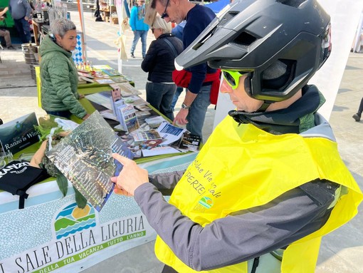 Tra mare e borghi, la Liguria si riscopre in bicicletta: al via le escursioni gratuite sulle Antiche Vie del Sale