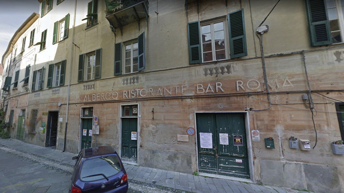 L'ex albergo Roma di piazza Aycardi, a Finalborgo (foto tratta da Google Maps)