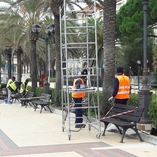 I ragazzi delle cooperative L'Ancora e CooperArci al lavoro sul lungomare di Spotorno