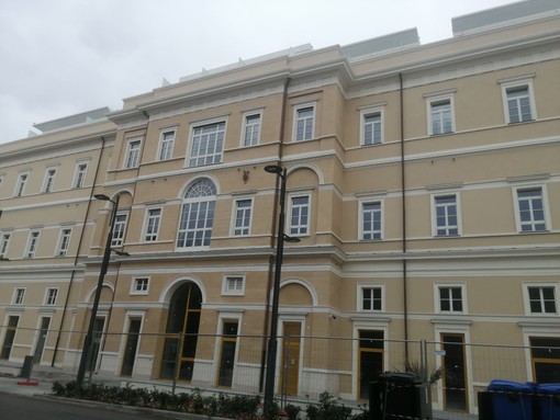 Savona, i lavori all'ex San Paolo cambiano la viabilità: corsia unica in via Giacchero