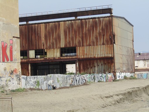 Savona, passeggiata a mare, lo spazio degli ex Solimano come deposito dei materiali per il cantiere Savona, passeggiata a mare, lo spazio degli ex Solimano come deposito dei materiali per il cantiere
