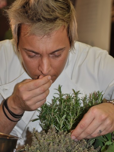 Ad Essen Vigo Gerolamo srl e Andrea Mainardi presentano la "cassetta degli attrezzi" dell'Aromaterapia Ad Essen Vigo Gerolamo srl e Andrea Mainardi presentano la "cassetta degli attrezzi" dell'Aromaterapia