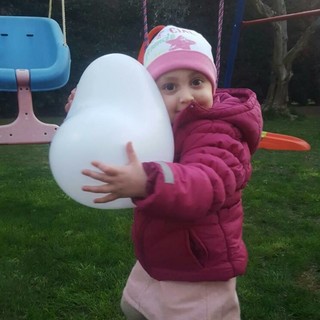 Albenga, i genitori di Emma Enrico donano un assegno ai bimbi del Gaslini